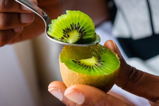 Como kiwi diariamente desde que descobri seus benefícios digestivos e antioxidantes: essa é a quantidade exata que você deve comer