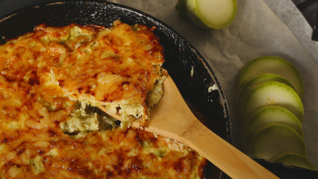 Esse pudim de abobrinha é uma das melhores lembranças dos almoços na minha avó chilena (e ainda aproveito pão velho que tenho em casa)