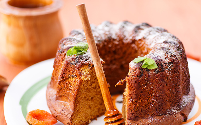Receita de bolo de mel simples, fofinho e fácil de preparar: sucesso garantido no café da tarde