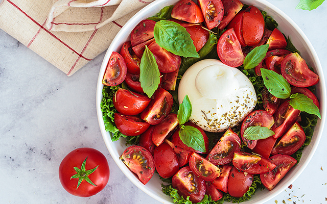 Essa salada de tomate prova que o simples bem feito pode mudar completamente o sabor do seu almoço