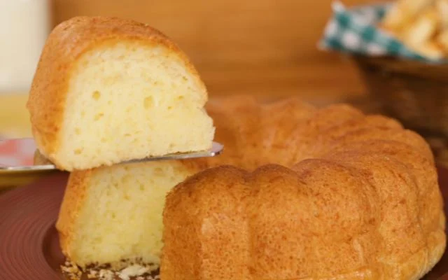 Sabe o que pode ser mais gostoso do que o pão de queijo? Um bolo de pão de queijo! (Créditos: TudoGostoso)