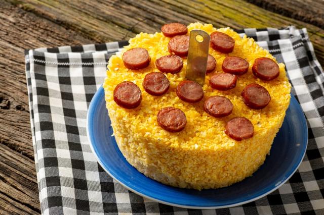 Cuscuz de milho pode ser consumido de diversas formas, incluindo receitas doces ou salgadas.