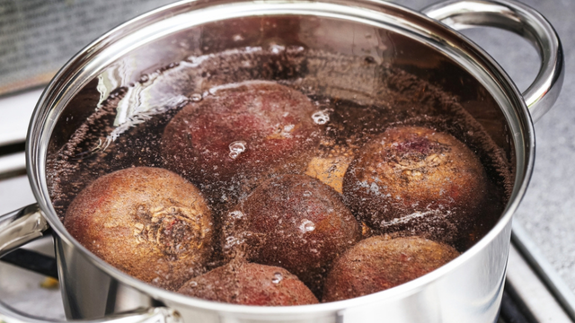 Qual a melhor maneira de cozinhar beterrabas para preservar seus nutrientes?