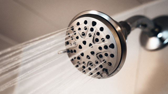 Chuveiro entupido? Essas 7 dicas vão te ajudar na limpeza de forma simples