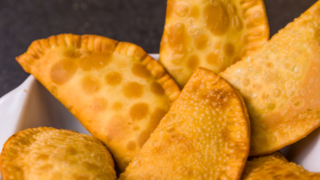 O pastel assim fica uma delícia! (Créditos: Canva)