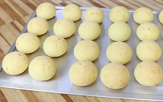 Como fazer um pão de queijo caseiro que não murcha: receita fácil deixa o pãozinho macio por dentro e crocante por fora