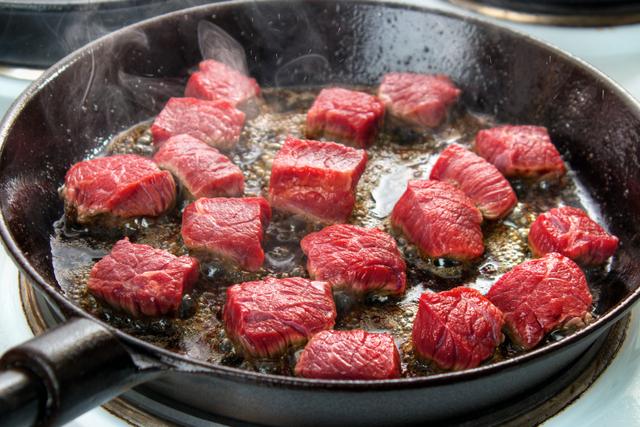 Como selar alimentos do jeito certo para ter uma comida digna de restaurante em poucos minutos