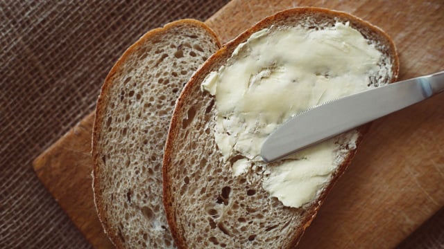 O pão não é necessariamente um alimento salgado, mas pode afetar o controle do sódio por ser consumido com frequência (Créditos: Shutterstock)