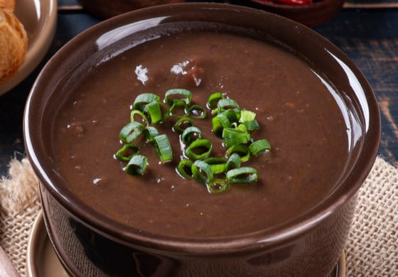 Caldinho de feijão preto de boteco: aprenda a receita que é a paixão dos cariocas!