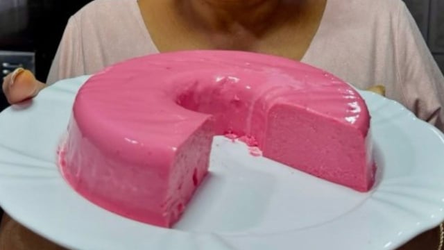 Pudim rosado é a sobremesa que marcou minha infância e até hoje está nos almoços de domingo: fácil e zero enjoativa