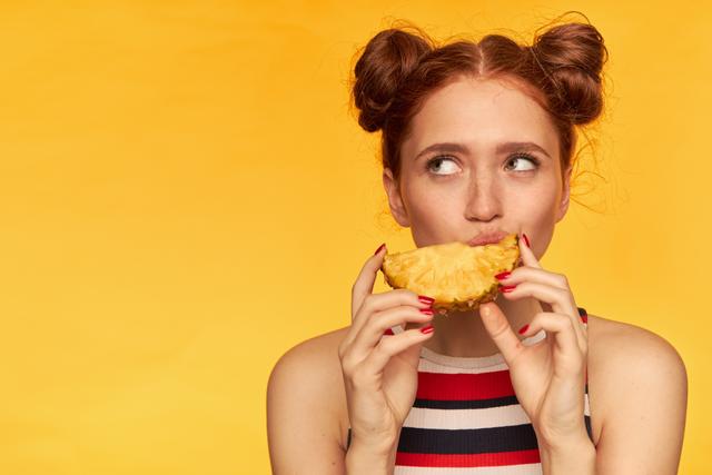 "O abacaxi é uma ótima fonte de...": conheça 9 benefícios da suculenta fruta (além de ser deliciosa!) segundo a ciência