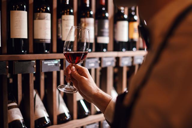 Guia dos vinhos: dicas para decifrar o rótulo como um especialista e não cair em furada ao comprar a bebida