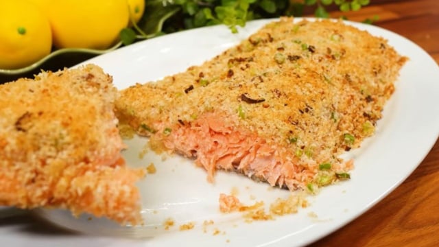 Como consegui fazer um salmão assado suculento com crosta panko crocante sem ressecar a carne em nenhuma mordida