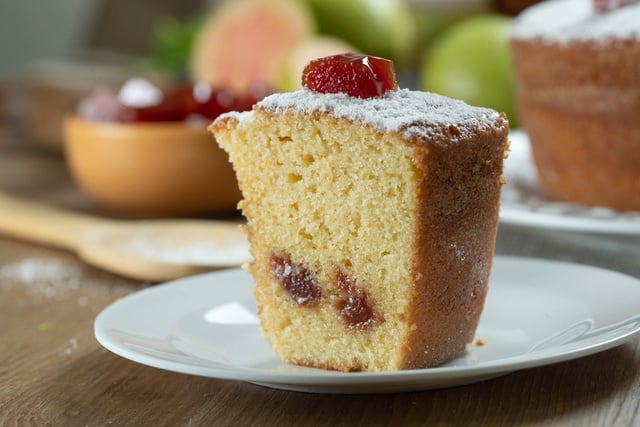 Bolo de iogurte com goiabada que já sai recheado do forno: a receita perfeita para servir com cafezinho