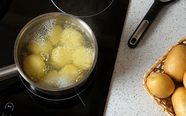 Eu despejo água fervente sobre as batatas antes de assá-las: o truque crocante que aprendi no TudoGostoso