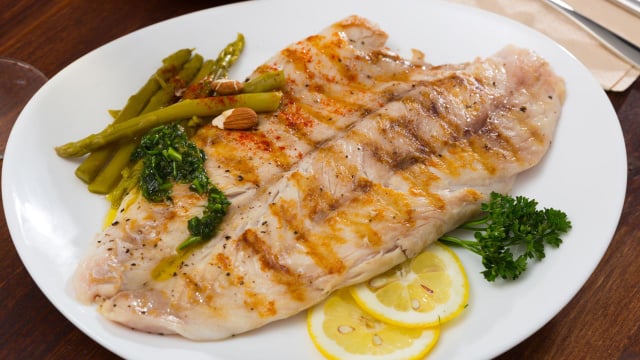 É uma técnica que aprendi em um restaurante estrelado: o que os chefs fazem para que o peixe fique perfeitamente cozido