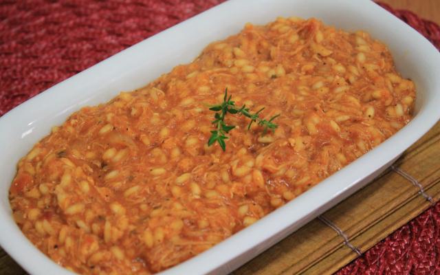 O risoto de frango é uma opção simples e deliciosa para o seu almoço e rende até 4 porções (Créditos: TudoGostoso)