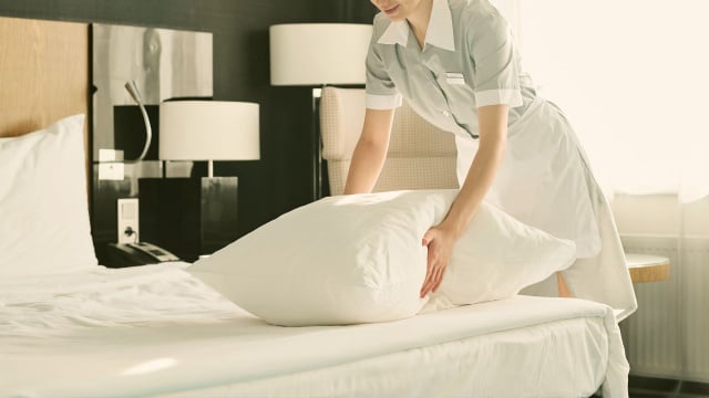 Veja as dicas para ter travesseiros de hotel em casa (Créditos: Canva)