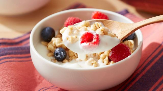 Nem todo mundo sabe, mas esse é o melhor horário para comer iogurte: momento do dia pode oferecer diferentes benefícios
