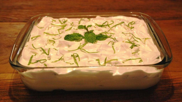 Pavê refrescante de limão em travessa finalizado com chantilly caseiro e raspas de limão (Créditos: TudoGostoso/Ana Paula Nic. Barbosa)