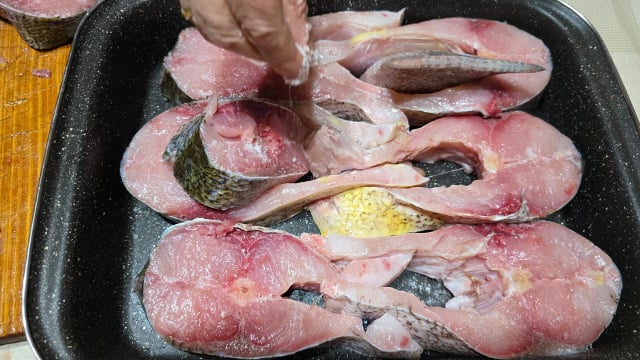 4 truques para acabar como cheiro forte do peixe antes do preparo