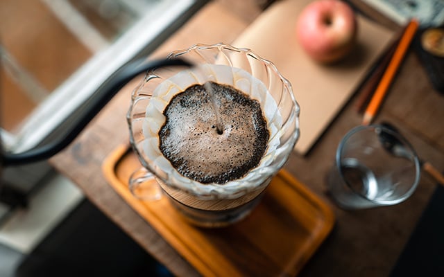 Nunca coe o café desse jeito, você perde todo o sabor do grão: barista revela as dicas para um café igual de cafeteria!