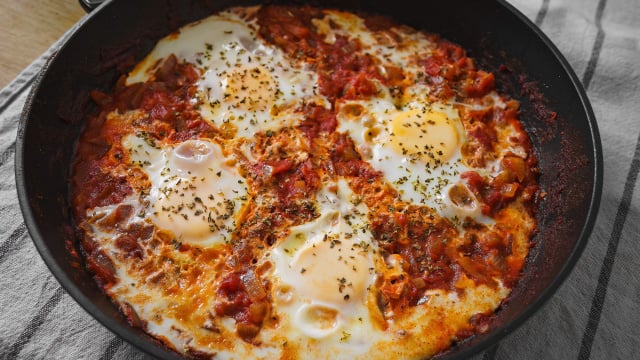 Receita para um jantar proteico, rápido e barato com apenas 4 ingredientes: confira o passo a passo da shakshuka