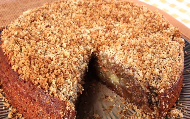 O bolo pé de moleque leva castanha e especiarias na massa de mandioca (Créditos: Shutterstock)