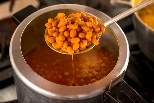 Como temperar seu feijão cozido para deixá-lo delicioso e grosso: o truque é usar este ingrediente