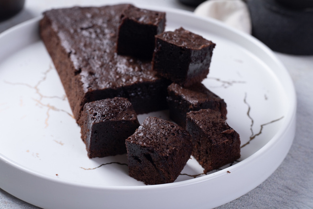 Nem farinha, nem açúcar, nem manteiga: bolo molhadinho de chocolate é a receita saudável mais fácil e gostosa que já comi