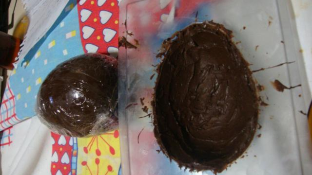Ovo de Páscoa crocante com recheio de brigadeiro. (créditos: TudoGostoso)