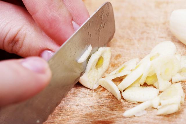 Dicas infalíveis de dona de casa: como cozinhar o alho corretamente e não fazer errado como a maioria!