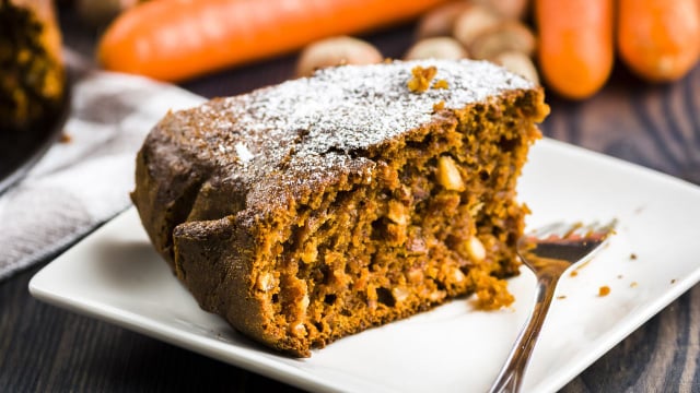 Bolo de cenoura e maçã sem farinha nem açúcar: uma receita úmida e saudável, ideal para o lanche da tarde