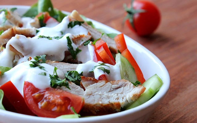 Aqui está o jantar leve que você tanto procura: salada de frango grelhado com molho iogurte e limão fácil e rápido
