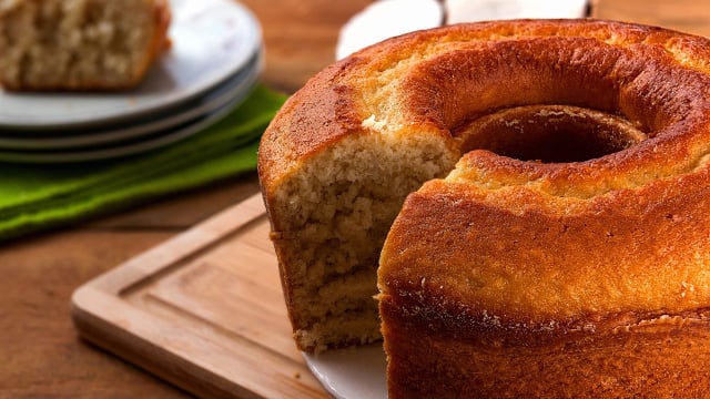 Eu bati tudo no liquidificador e fiz um bolo de banana tão macio que acabou em poucos minutos aqui em casa