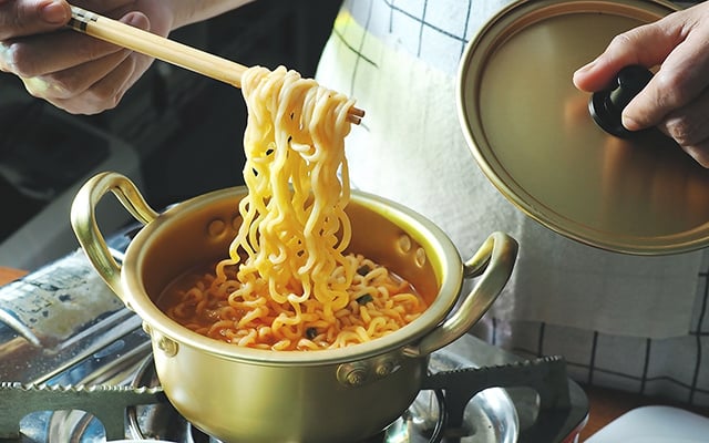 Desde que parei de comer miojo é essa receita que faço para substituir: versão caseira, rápida e mais barata