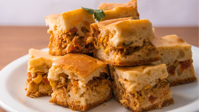 Quem disse que precisa de farinha de trigo para fazer torta salgada? Experimente essa versão sem glúten que é muito mais gostosa