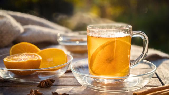 Chá de casca de laranja serve para emagrecer? Descubra os benefícios dessa bebida e aprenda a fazer em casa