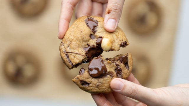 Meu filho é apaixonado por essa receita de cookies de gotas de chocolate, e aqui estão os truques que aprendi fazendo