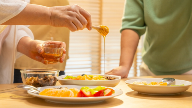 Quais são os benefícios de consumir mel pela manhã?