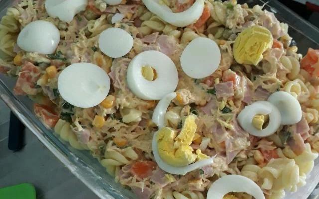 O peito de frango deixa a salada de macarrão mais nutritiva (Créditos: TudoGostoso/Amanda Ribeiro)