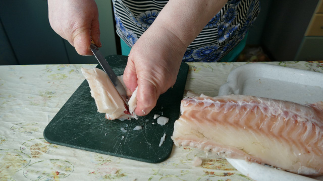 Ninguém quer casa fedendo no Natal: 3 truques incríveis para tirar o cheiro de bacalhau das mãos e da cozinha em segundos!