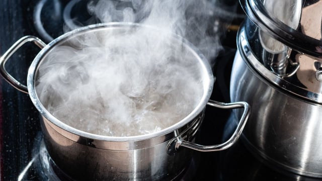 Cozinha com cheiro de gordura pode ser resolvida apenas fervendo ingredientes simples que você tem em casa