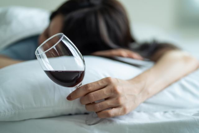 Será que aquela taça de vinho de noite realmente te ajuda a dormir ou é mito?