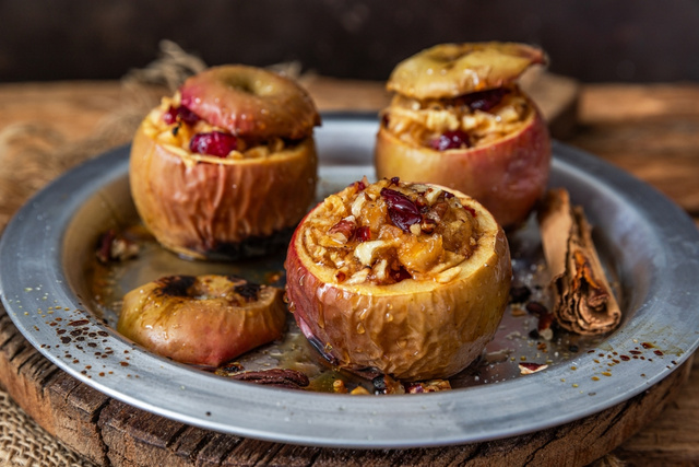 Sobremesa perfeita para dias frios: maçã assada é a receita fácil e saborosa que vai esquentar seu inverno