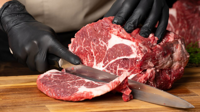 Quase ninguém pede por essa carne no açougue, mas ela é suculenta, perfeita para assar e bem barata