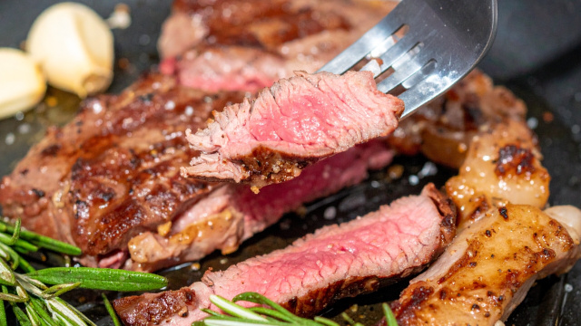 Por que a carne fica dura quando frita na frigideira: os erros que quase todo mundo comete