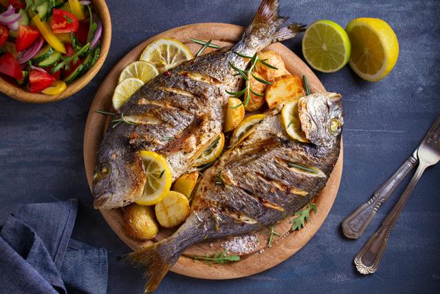 Peixe assado no forno. (créditos: Shutterstock)