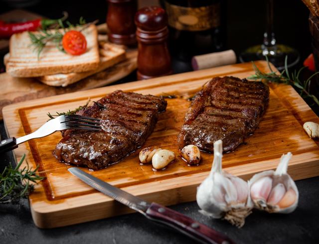 Truque de especialista para amaciar carne bovina usando uma fruta: ela é macia e suculenta