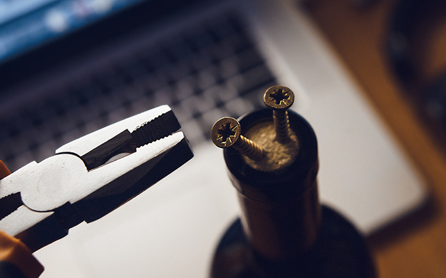 Com quantos anos você descobriu como abrir uma garrafa de vinho sem um saca-rolhas? O truque das vinícolas que nunca falha